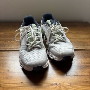 On Cloud Cloudflow Mint Green White
Helion Running Shoes Women's Size 8.5